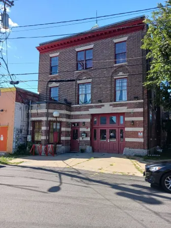 Michie Hostel Отели рядом с достопримечательностью «lululemon»