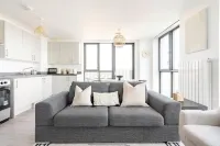 Beautiful 2 Bed Penthouse with Balcony Views Ldn