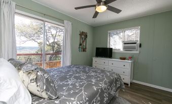 Texas Charm Cottage - 1 Block from the Lake & Hill Country Views