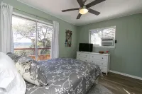 Texas Charm Cottage - 1 Block from the Lake & Hill Country Views Hotels in Canyon Lake