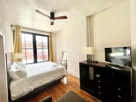 The Fallon Hotel Отели в г. Ниппенос Тауншип