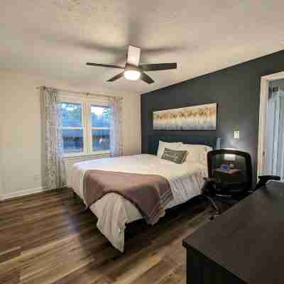 Modern Luxe Family & Groups Friendly Bungalow with Patio & Workspace Rooms