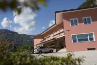 Alma Living Hotel al Girarrosto Hotel in zona Lago di Cavazzo