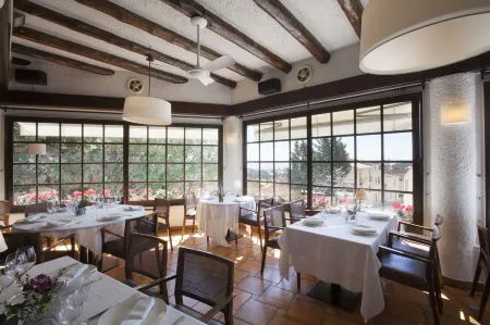 Hostal de la Plaça - Hotel Boutique Отели рядом с достопримечательностью «Playa de Ocata»