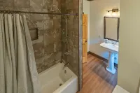 Cozy Cabin on Private Lake! Kayaks, Firepit, Fishing! Relaxing. Pet Friendly.