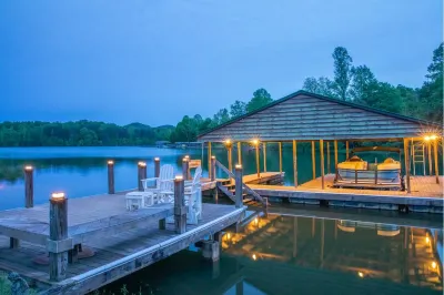 Cozy Waterfront Chalet with Great Dock Campsite No 70附近的飯店