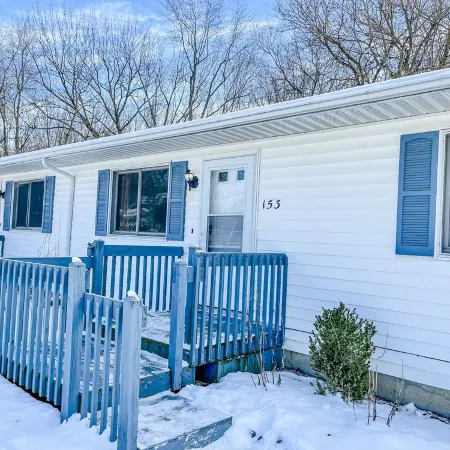 Cheerful 2 Bedroom in Downtown Grass Lake | Bikes
