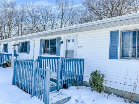 Cheerful 2 Bedroom in Downtown Grass Lake | Bikes