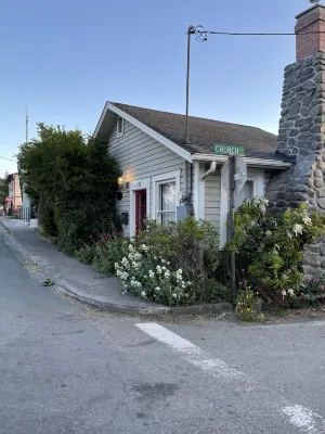 Mary's Place is a historic cottage with private garden in the center of town. Hotels near Richardson Grove State Park