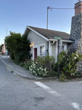 Mary's Place is a historic cottage with private garden in the center of town.