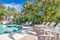 Well-Located & Equipped Beach Condo w/Shared Pool, Washer/Dryer, Free WiFi Hotels in Anna Maria