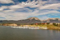 Mountain Views and Spacious Deck - Charming Escape