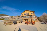 Ski Lift Access and Cozy Balcony - Stunning Mountain Retreat