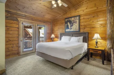 Charming Cabin with Cozy Fireplace and Whirlpool Tub - Inviting Retreat Hotels in Branson Theatre District