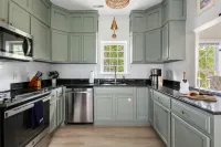 Private Porch and Stylish Living Spaces Await - Exquisite Haven Hotel a North Charleston