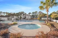 Community Pool and Jacuzzi with Modern Conveniences - Beautiful Oasis Hotels in Carolina Forest