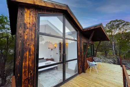 Charming Villa with Plunge Pool and Scenic Deck - Inviting Rustic Retreat Отели рядом с достопримечательностью «Doeskin Ranch»