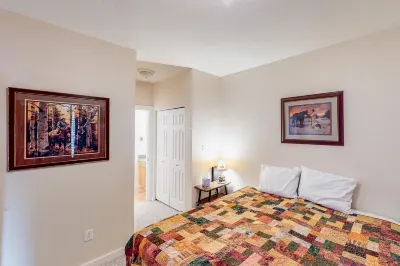 Mountain-view condo with hot tub & fireplace - close to Yellowtone & skiing
