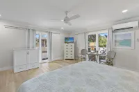 Charming Coastal Retreat - Garden, Bikes, Deck Hotel di Sanibel