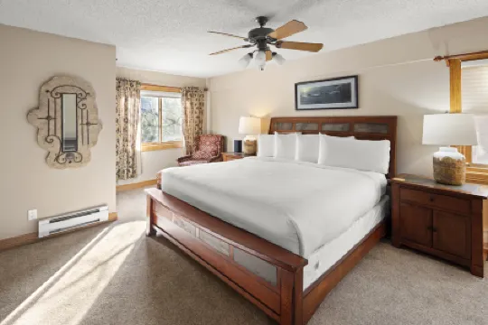 Private Indoor Hot Tub and Sauna - Charming Cozy Retreat