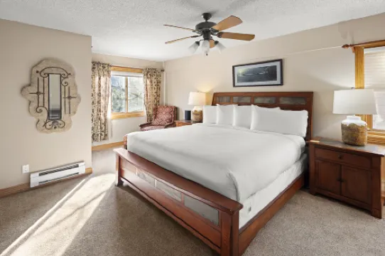 Private Indoor Hot Tub and Sauna - Charming Cozy Retreat