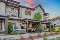 Private Hot Tub and Resort Style Pool Retreat - Luxurious Oasis