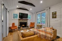 New Fire Pit and Custom Chef Kitchen - Charming Modern Cabin