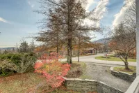 Ski getaway near the slopes with private balcony & mountain views Hotels in Warren