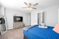 Spacious Townhome with Outdoor Patio and Full Kitchen - Stylish Haven Hotels in Oak Grove