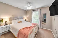 Fenced Yard with Grill and Fire Pit - Charming Oasis 와이트마쉬 아일랜드 호텔