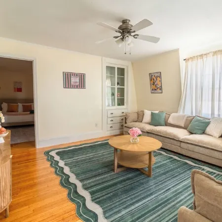 Spacious 3BDR/4Bed apartment with King + Queen beds, WiFi, AC in Downtown Salem