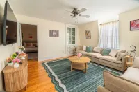Spacious 3BDR/4Bed apartment with King + Queen beds, WiFi, AC in Downtown Salem