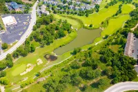 Golf course views with pool access, balcony & grill - prime location