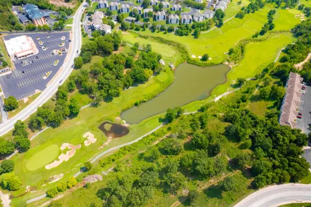 Golf course views with pool access, balcony & grill - prime location