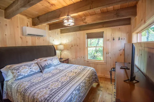 Cozy Cabin with Gas Fireplace and Modern Amenities - Charming Retreat