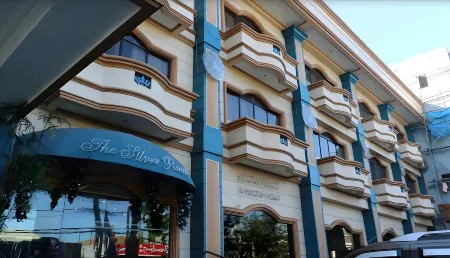 Crown Royale Hotel Отели в г. Батаан