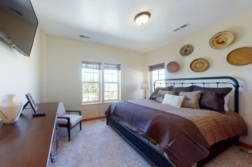 Hillside home with panoramic mountain views, deck, gas firepit & pool table