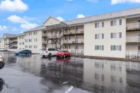 Panoramic Views and Access to Pools - Stunning Lakefront Haven