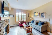 Walk to slopes - Village condo with balcony, views, hot tubs, & gym