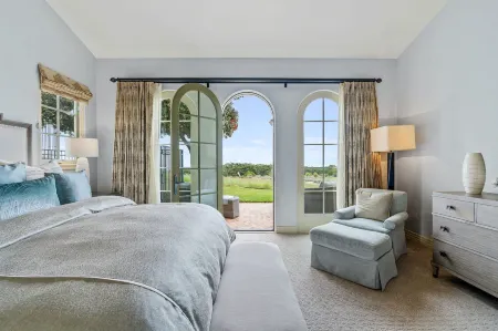 Private Hot Tub and Ocean Golf Views - Stunning Luxury Villa Отели рядом с достопримечательностью «Пойнт Висент Лайтхаус»