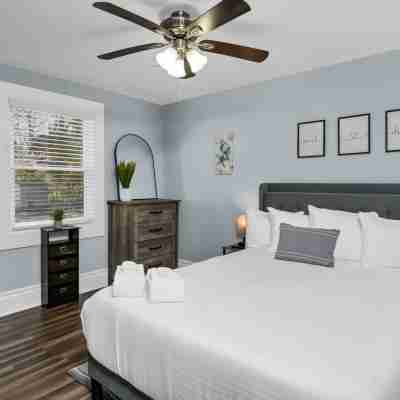 Smart TVs, Fast WiFi and Washer Dryer - Charming Cozy Retreat Rooms