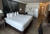 Super 8 by Wyndham Dawson Creek - Parking