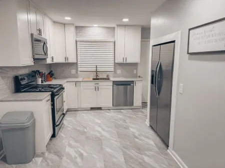 Charming 3-bedroom home near everything safe neighborhood. Family & pet-friendly