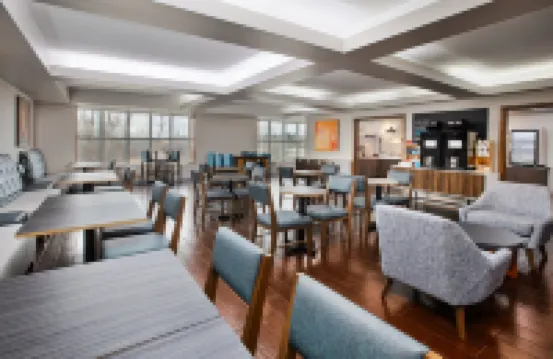 Holiday Inn Express & Suites AUBURN HILLS by IHG