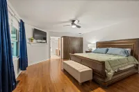 New Hot Tub and Yoga Deck Retreat - Stylish Tranquil Escape