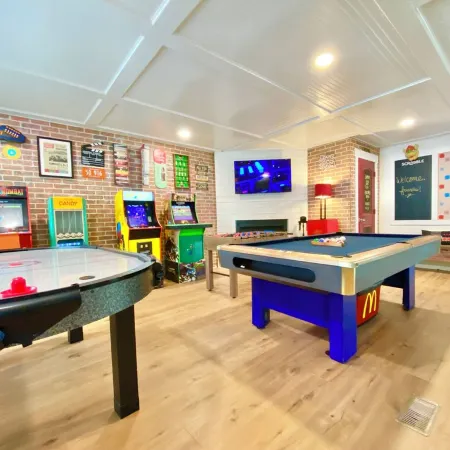 Time Traveler - Hot Tub, firepit, grill, games, and fun!
