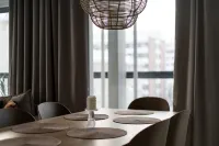 New 2Br Apt with Balcony, Sauna & Great Location - Homestays