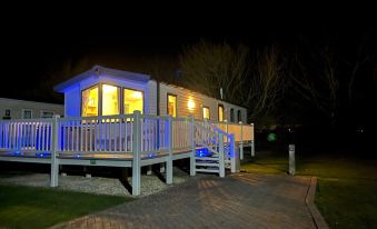 Premium Location - Sleeps 6 - Caravan on the Lakes