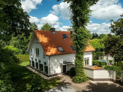 Tasteful Holiday Home with Spacious Garden Hotels near Stichting oktober 44 (Gedachtenisruimte ter herinnering aan de Razzia )