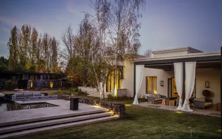 Susana Balbo Winemaker's House - Relais & Chateaux Отели в г. Лухан де Куйо